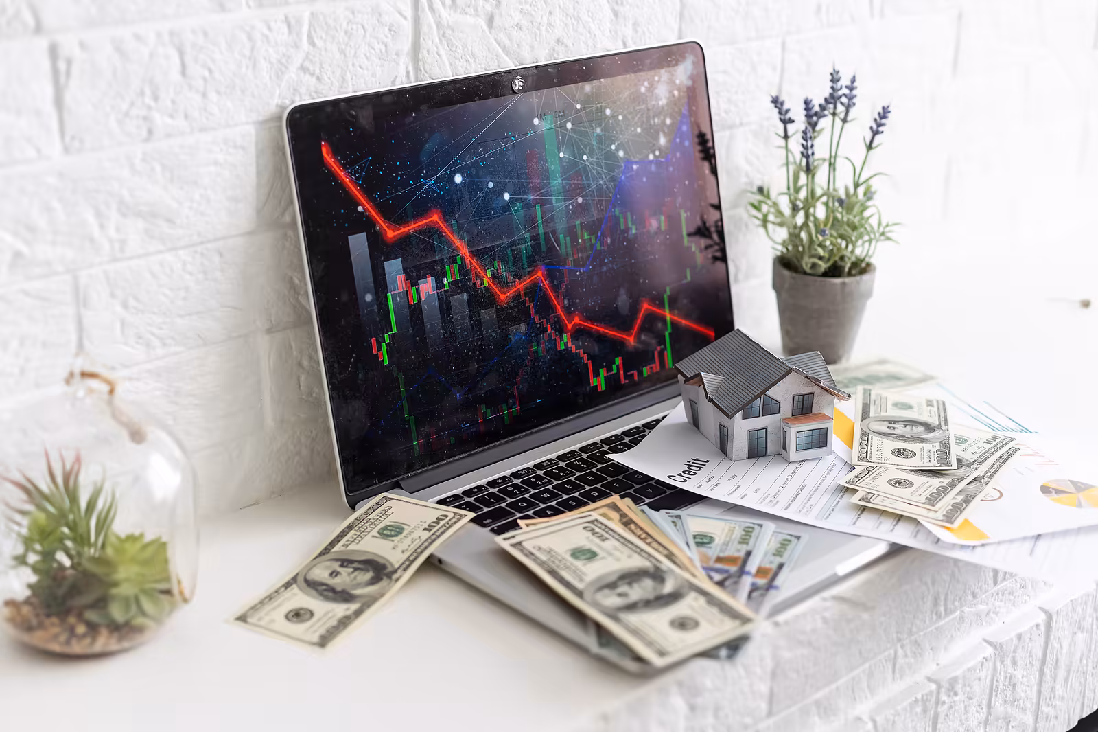 The concept of falling real estate market. Reduced interest in the mortgage. A decline in property prices and apartments. Low interest rates on mortgage loans. Reduced demand for home