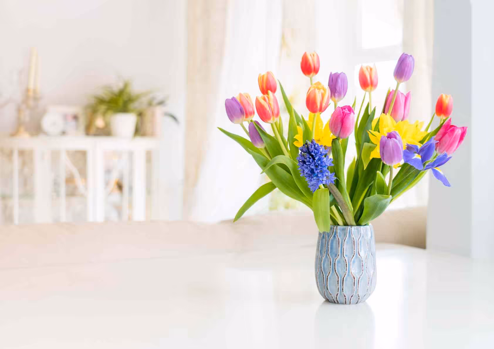 Home staging. Summer floral arrangement.